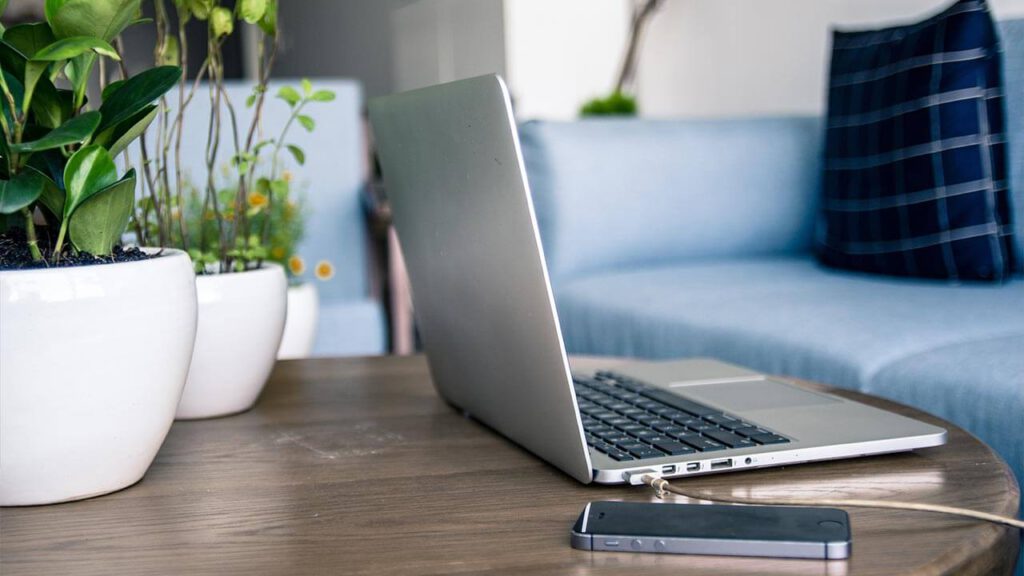 Arbeitsplatz im Wohnzimmer bereit zum Testen des Web Design Prototyps